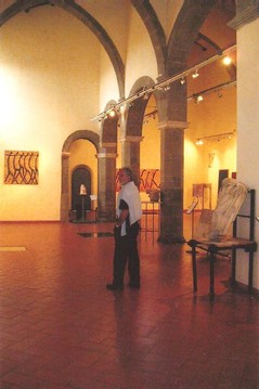 L'artista durante l'allestimento della mostra nel Museo civico di Marino (settembre 2009)